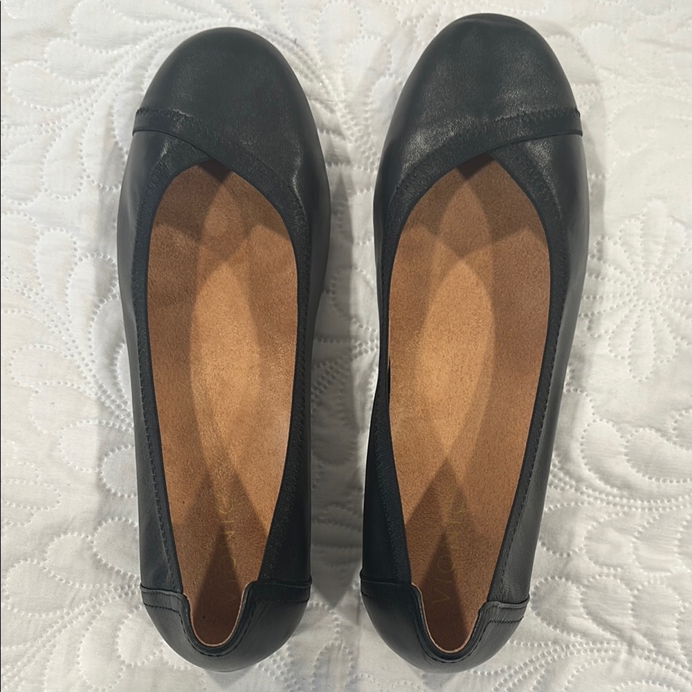 ✨🥿NWT and box Vionic Caroll Black Leather Flats with Padded Insole🥿✨